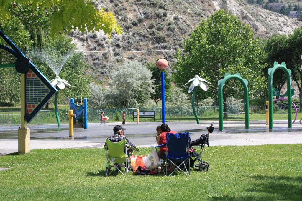 Sunny Beach Motel Penticton Kültér fotó